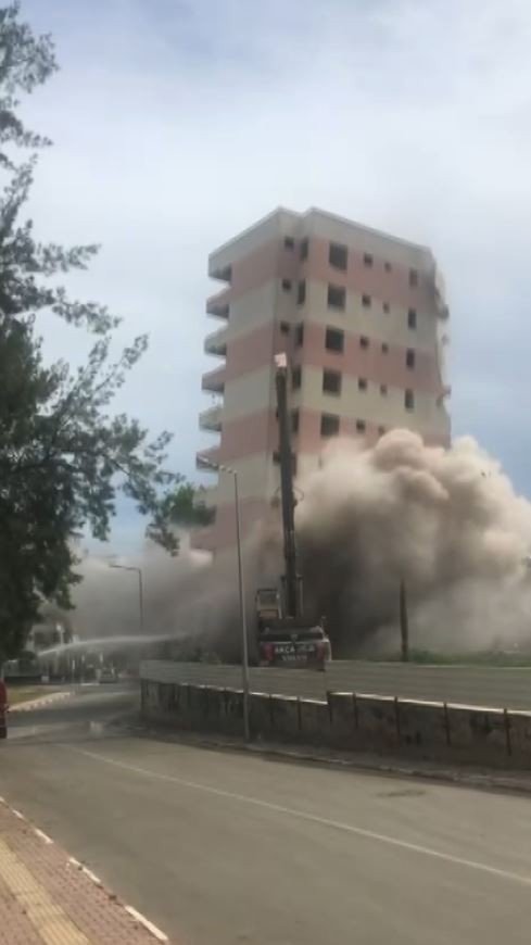 Antalya’da 14 Katlı İki Bina 40 Metre Uzaktaki İş Makinası Tarafından Kağıt Gibi Yıkıldı