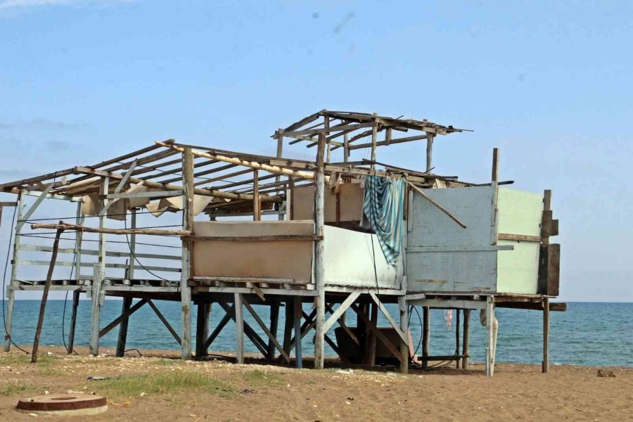 5 Yıldızlı Otellere Komşu Denize Sıfır Çardaklarda Yıkım Sessizliği