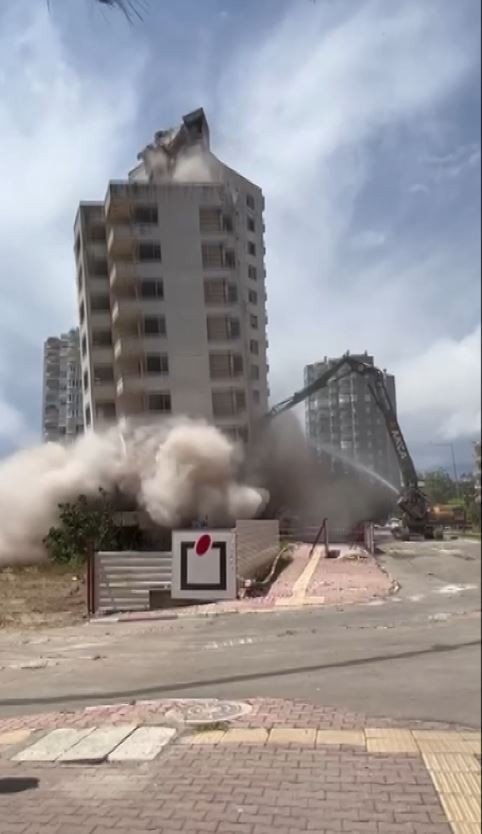 Antalya’da 14 Katlı İki Bina 40 Metre Uzaktaki İş Makinası Tarafından Kağıt Gibi Yıkıldı