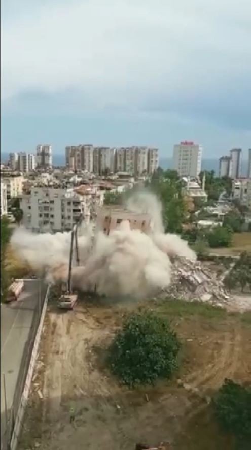 Antalya’da 14 Katlı İki Bina 40 Metre Uzaktaki İş Makinası Tarafından Kağıt Gibi Yıkıldı