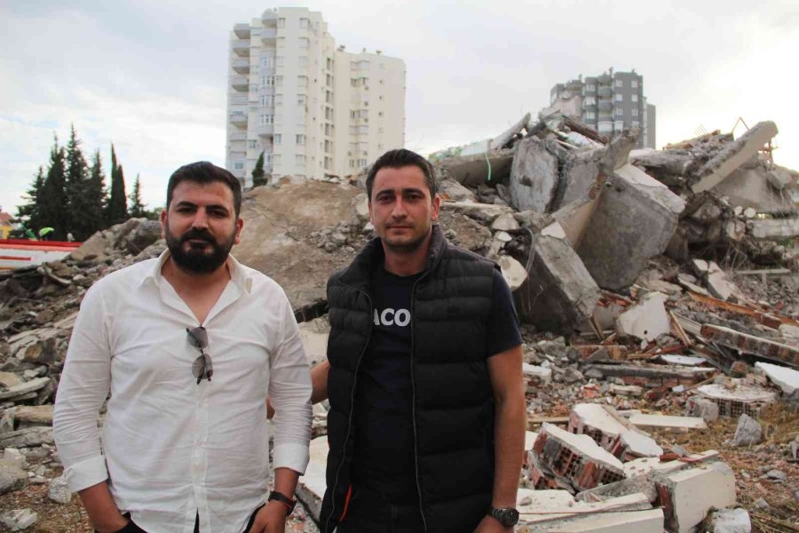 Antalya’da 14 Katlı İki Bina 40 Metre Uzaktaki İş Makinası Tarafından Kağıt Gibi Yıkıldı