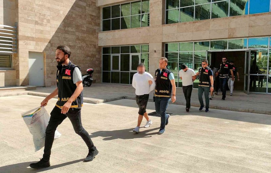 Pişkin Hırsızdan Gazetecilere: "çek Çek Antalya Yakışıklı Görsün"