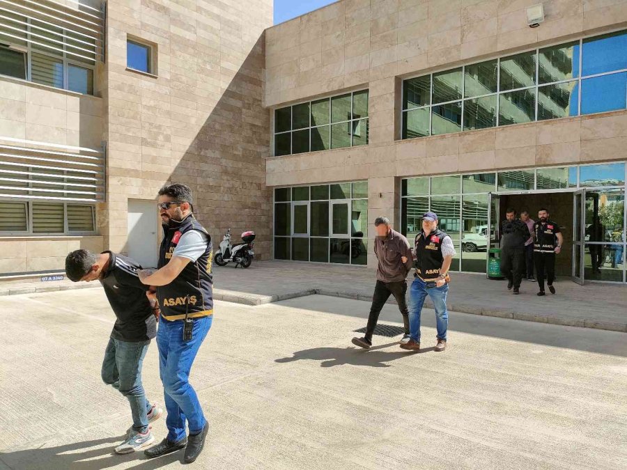 Pişkin Hırsızdan Gazetecilere: "çek Çek Antalya Yakışıklı Görsün"