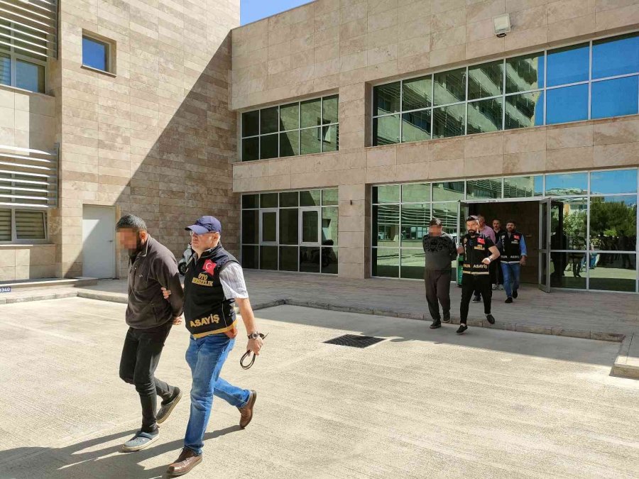 Pişkin Hırsızdan Gazetecilere: "çek Çek Antalya Yakışıklı Görsün"