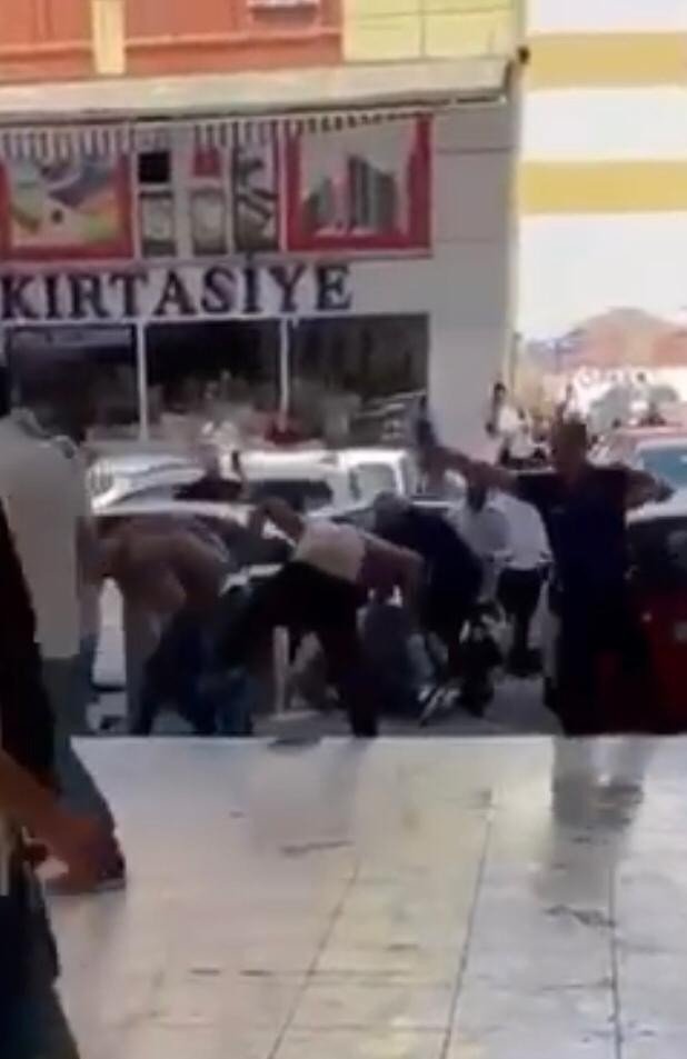 Tapu Kavgasında Taş Ve Sopalar Konuştu: 10 Yaralı, 8 Gözaltı