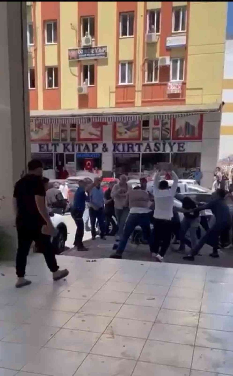 Tapu Kavgasında Taş Ve Sopalar Konuştu: 10 Yaralı, 8 Gözaltı