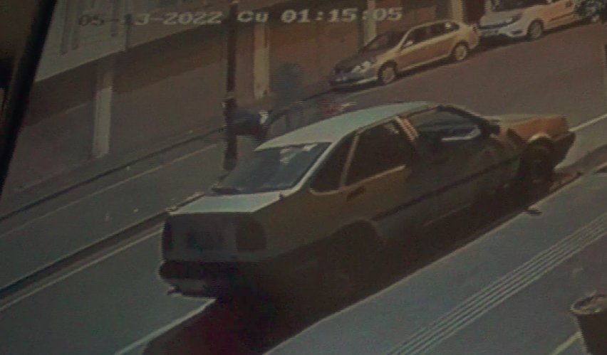 Aydınlatma Direğine Ve Trafik Levhasına Çarpan Motosiklet Sürücüsü, Hastanede Yaşam Mücadelesi Veriyor