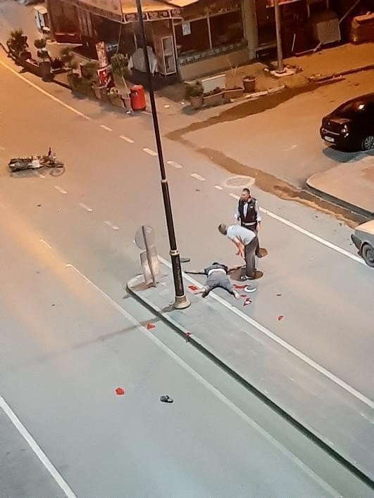 Aydınlatma Direğine Ve Trafik Levhasına Çarpan Motosiklet Sürücüsü, Hastanede Yaşam Mücadelesi Veriyor