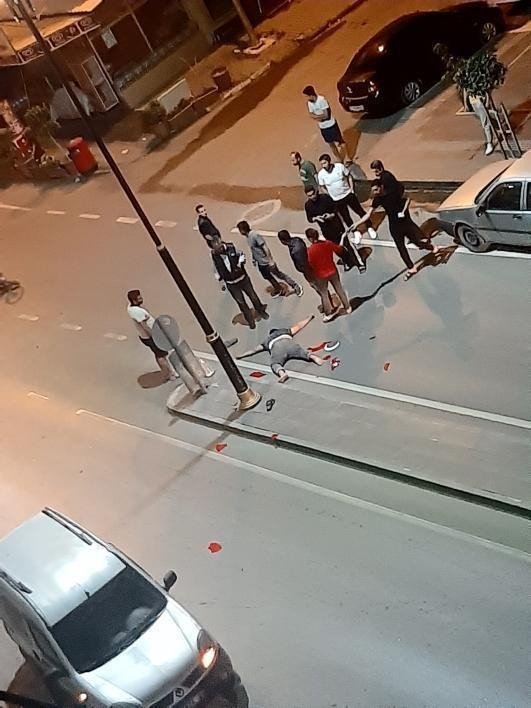 Aydınlatma Direğine Ve Trafik Levhasına Çarpan Motosiklet Sürücüsü, Hastanede Yaşam Mücadelesi Veriyor