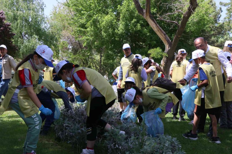 Kolları Sıvayıp “bin Çevre Dostu Okul” Projesine Destek Oldular