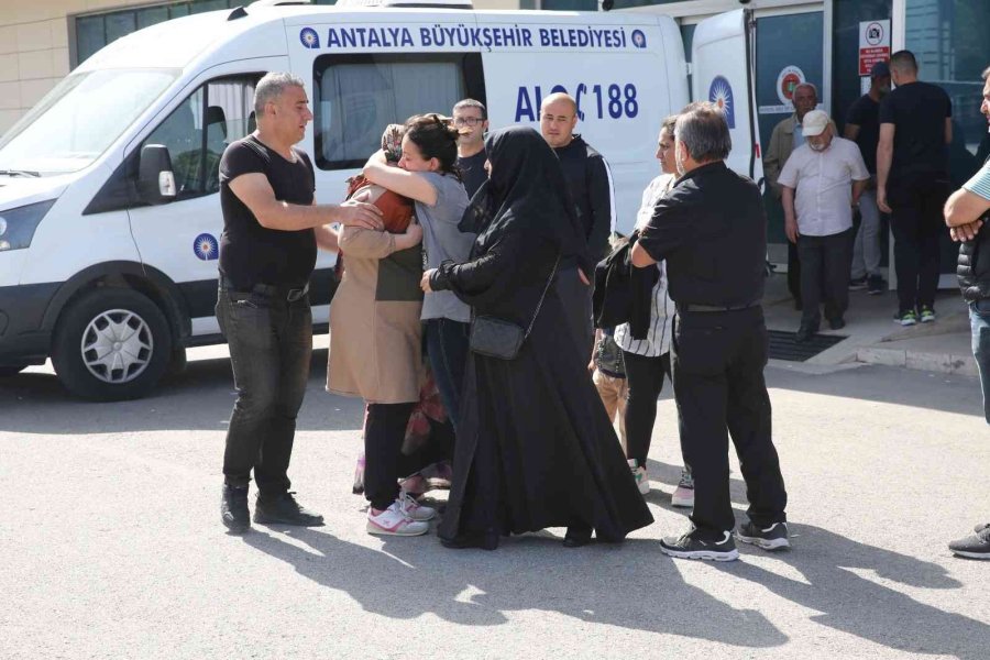 Gaz Sızıntısından Hayatını Kaybeden 2 İşçinin Cenazesi, Gözyaşları Arasında Morgdan Alındı