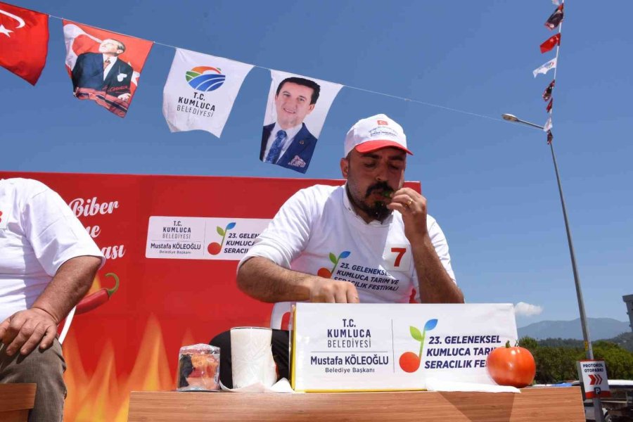 3 Dakikada En Çok Acı Biberi Yiyebilmek İçin Kıyasıya Yarıştılar