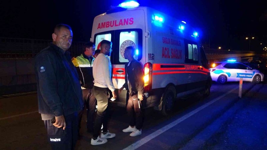 Alkollü Sürücünün Aracı Plastik Dubalara Çarpıp Tarlaya Uçtu: 2 Yaralı