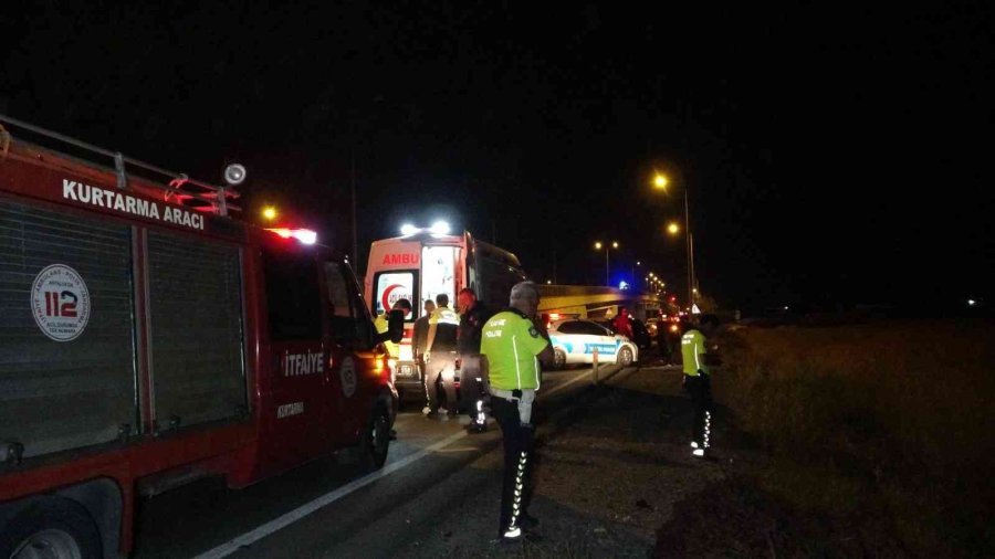 Alkollü Sürücünün Aracı Plastik Dubalara Çarpıp Tarlaya Uçtu: 2 Yaralı