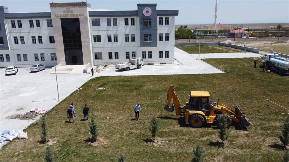 Eskil Adalet Sarayı Bahçesine Ağaç Dikildi