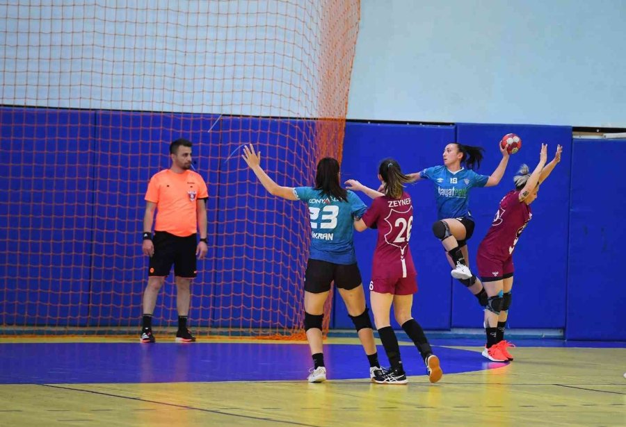 Mavi Kelebekler Evinde Rakip Tanımıyor