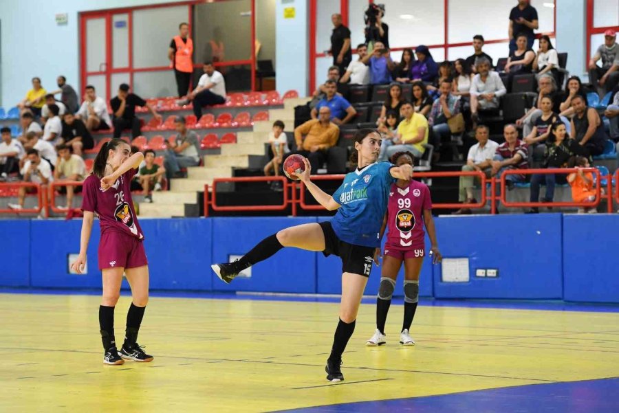 Mavi Kelebekler Evinde Rakip Tanımıyor