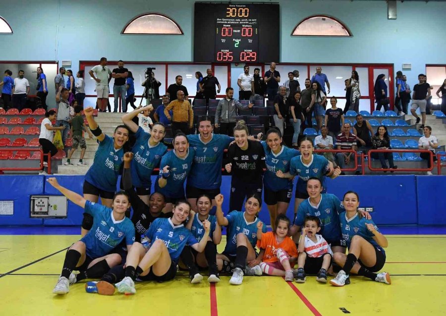 Mavi Kelebekler Evinde Rakip Tanımıyor