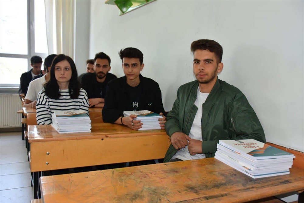 Karaman'da Öğrencilere Kaynak Kitap Dağıtıldı