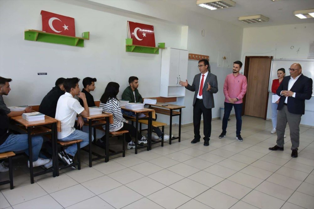 Karaman'da Öğrencilere Kaynak Kitap Dağıtıldı