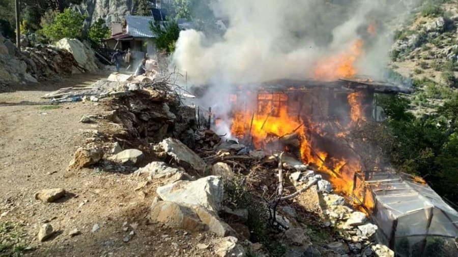 Karaman’da Çıkan Yangında 4 Kişilik Ailenin Yaşadığı Ev Kül Oldu