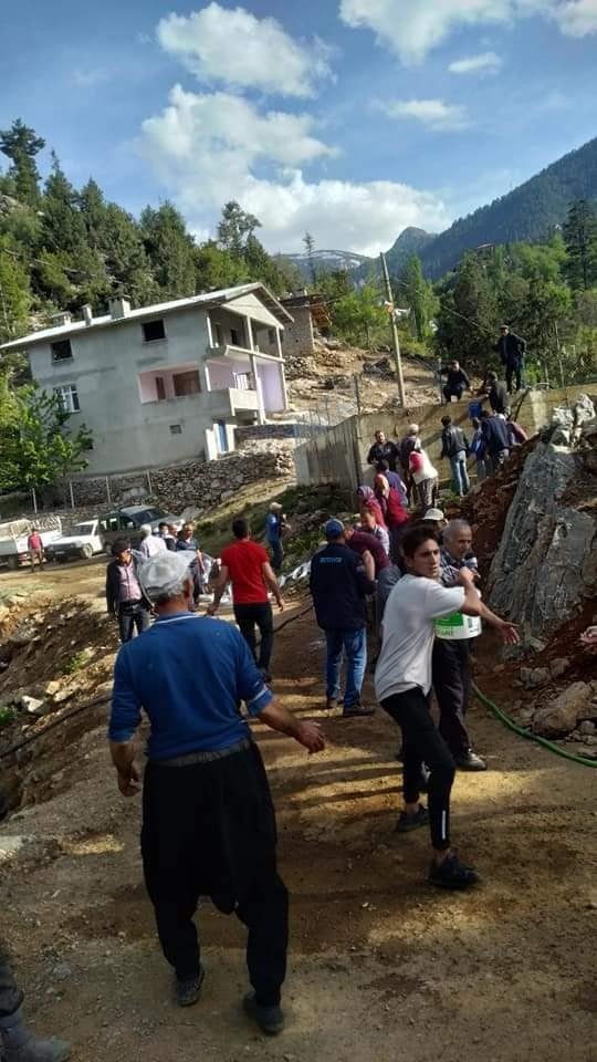 Karaman’da Çıkan Yangında 4 Kişilik Ailenin Yaşadığı Ev Kül Oldu