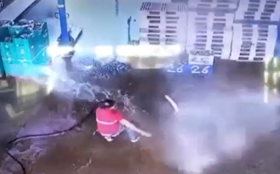 Temizlik Yapmak İsterken Hortumdan Gelen Ani Su İle Kendisini Yerde Buldu