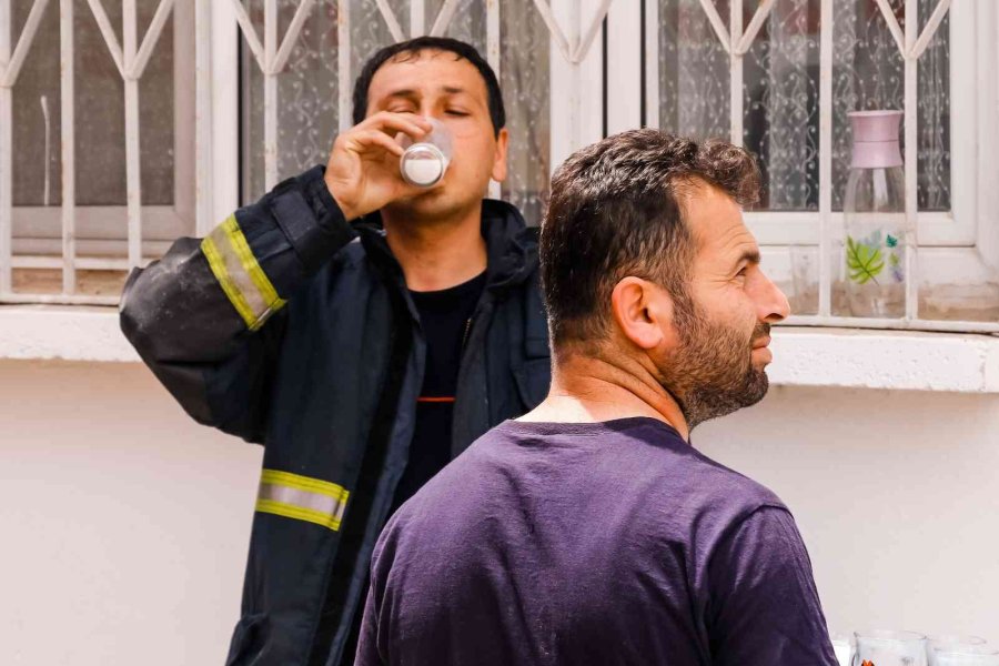 Metruk Binada Çıkan Yangında Mahallelinin İtfaiyecilere Ayran Seferberliği