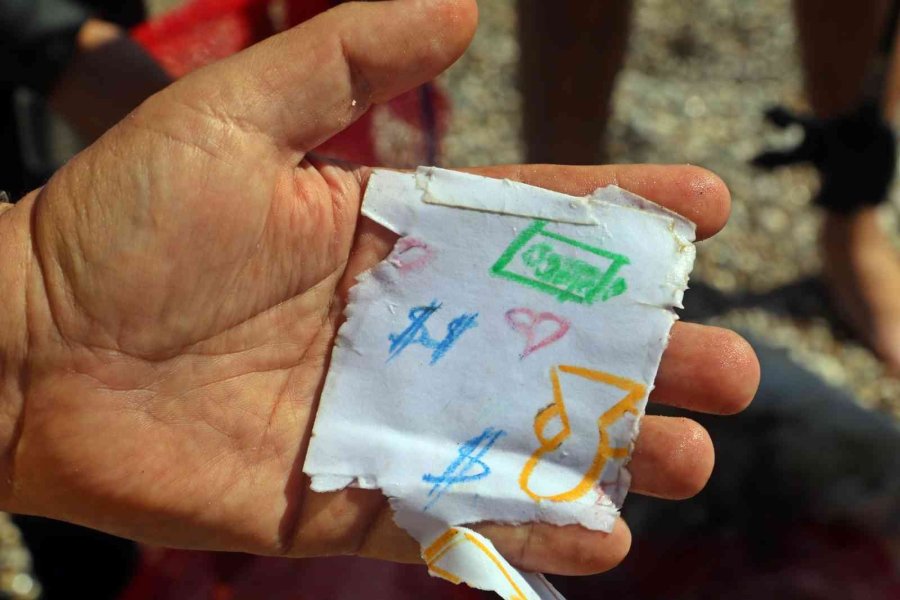 Profesör Ve Öğrencileri Daldı, Denizden Takım Halinde İç Çamaşırı Bile Çıktı