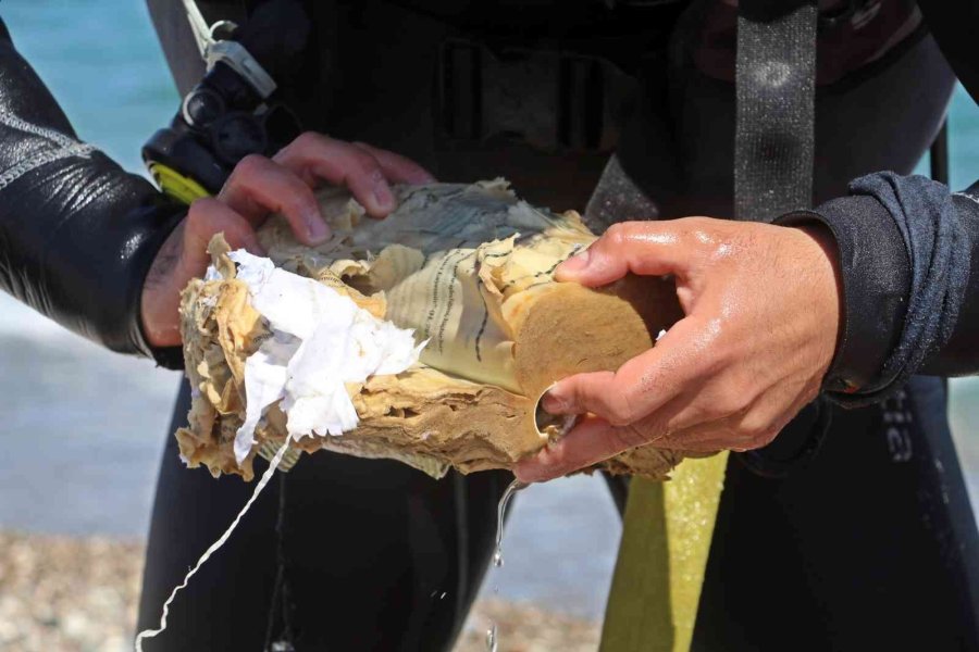 Profesör Ve Öğrencileri Daldı, Denizden Takım Halinde İç Çamaşırı Bile Çıktı