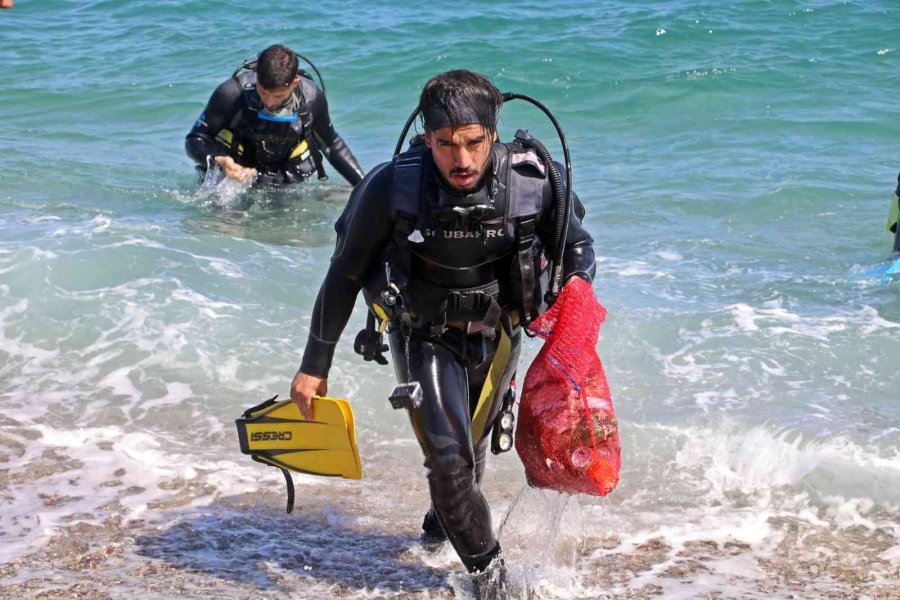 Profesör Ve Öğrencileri Daldı, Denizden Takım Halinde İç Çamaşırı Bile Çıktı