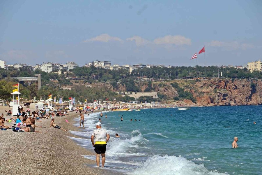 Profesör Ve Öğrencileri Daldı, Denizden Takım Halinde İç Çamaşırı Bile Çıktı