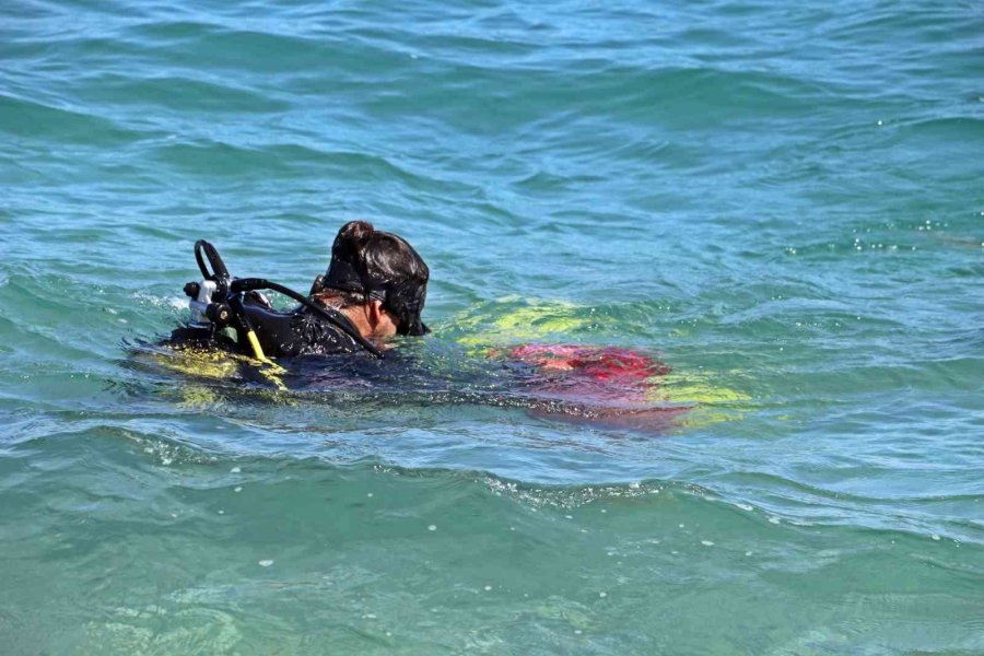 Profesör Ve Öğrencileri Daldı, Denizden Takım Halinde İç Çamaşırı Bile Çıktı