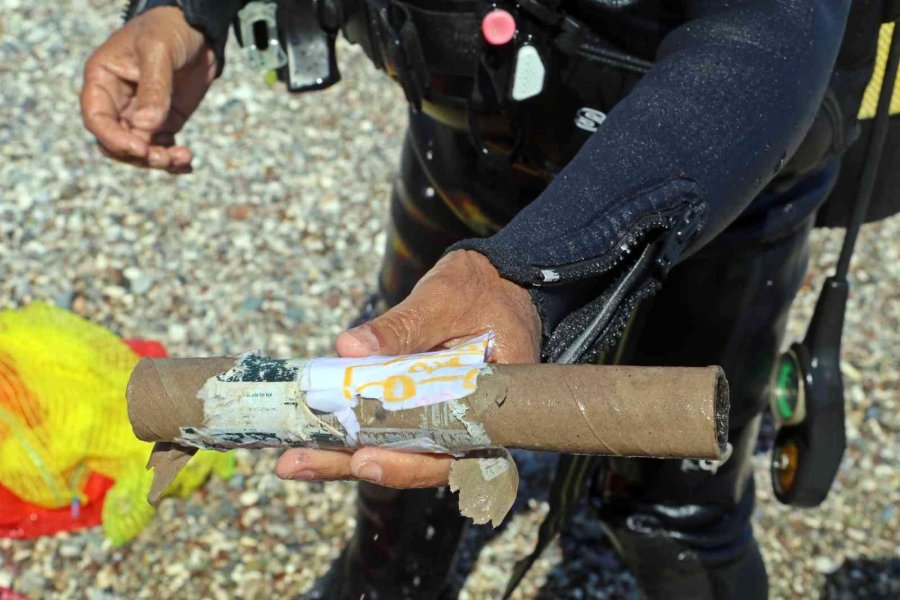 Profesör Ve Öğrencileri Daldı, Denizden Takım Halinde İç Çamaşırı Bile Çıktı