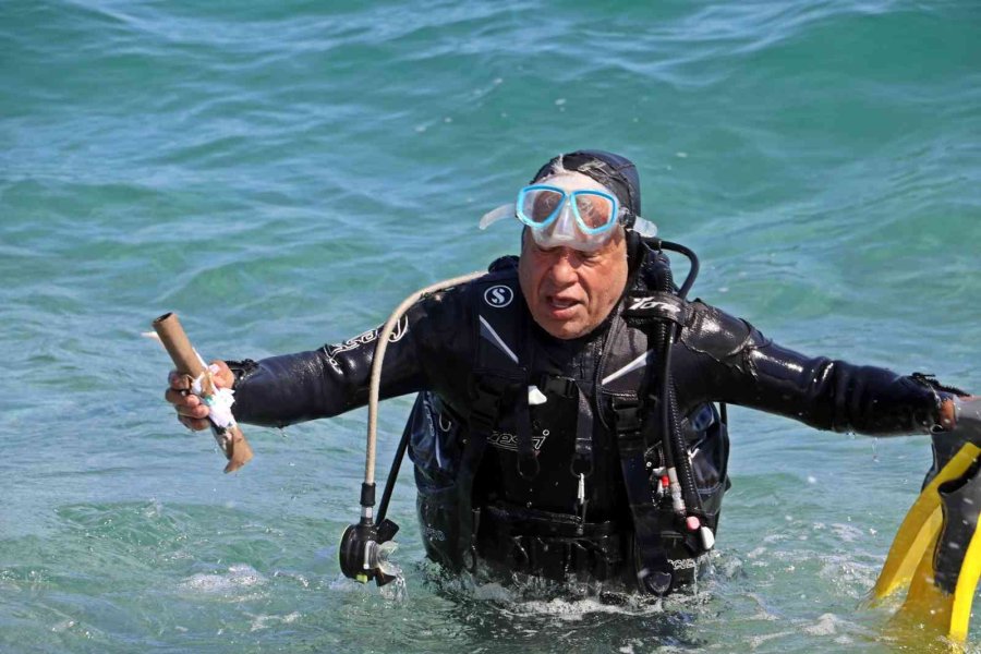 Profesör Ve Öğrencileri Daldı, Denizden Takım Halinde İç Çamaşırı Bile Çıktı