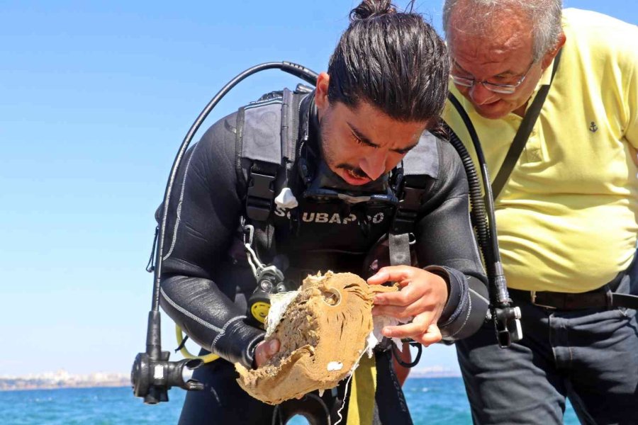 Profesör Ve Öğrencileri Daldı, Denizden Takım Halinde İç Çamaşırı Bile Çıktı