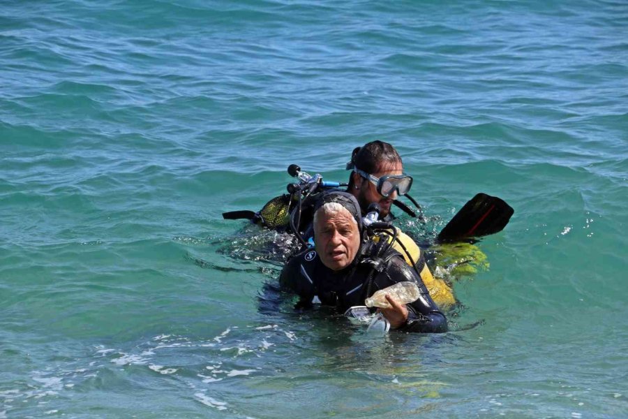 Profesör Ve Öğrencileri Daldı, Denizden Takım Halinde İç Çamaşırı Bile Çıktı