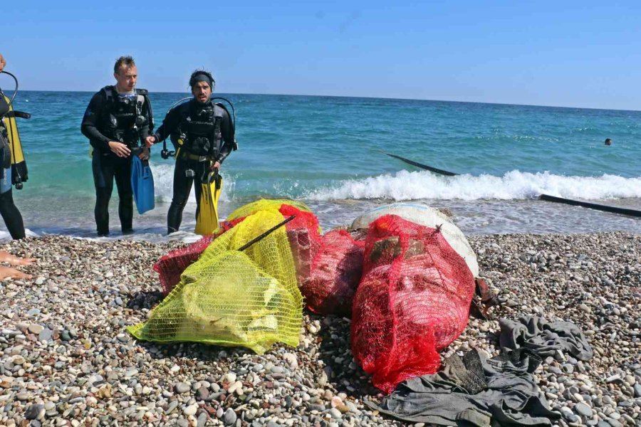 Profesör Ve Öğrencileri Daldı, Denizden Takım Halinde İç Çamaşırı Bile Çıktı