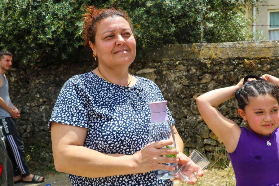 Metruk Binada Çıkan Yangında Mahallelinin İtfaiyecilere Ayran Seferberliği