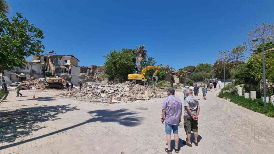 Side Antik Kenti Civarındaki Kaçak Yapılar Yıkılıyor