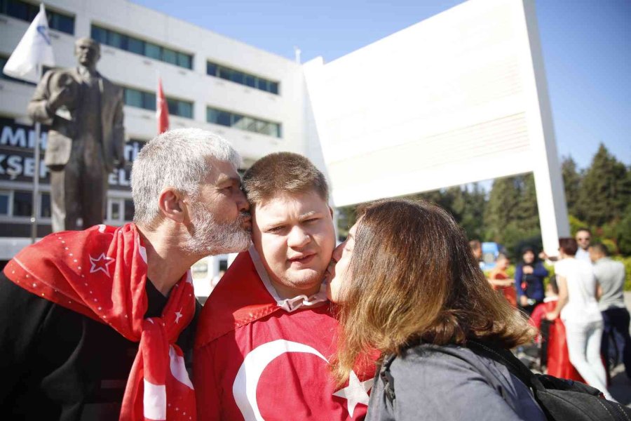Özel Bireyleri Davul Zurnayla Askere Uğurladılar