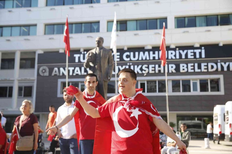 Özel Bireyleri Davul Zurnayla Askere Uğurladılar