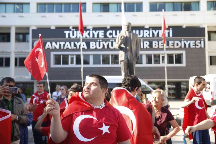 Özel Bireyleri Davul Zurnayla Askere Uğurladılar