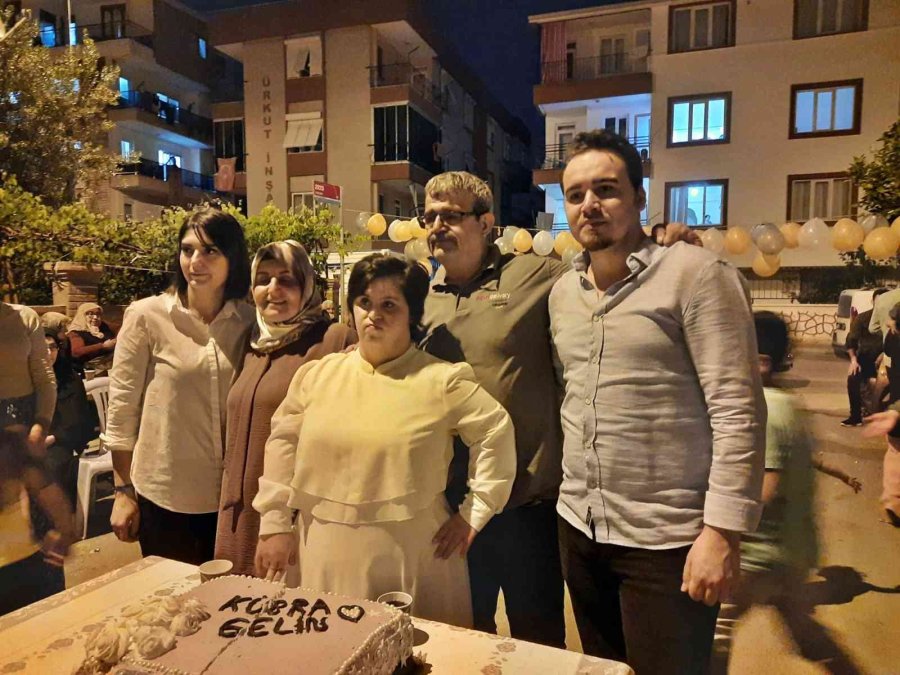 Koca Yürekli Baba, Down Sendromlu Kızının Düğün Hayalini Sokağı Kapatarak Gerçekleştirdi