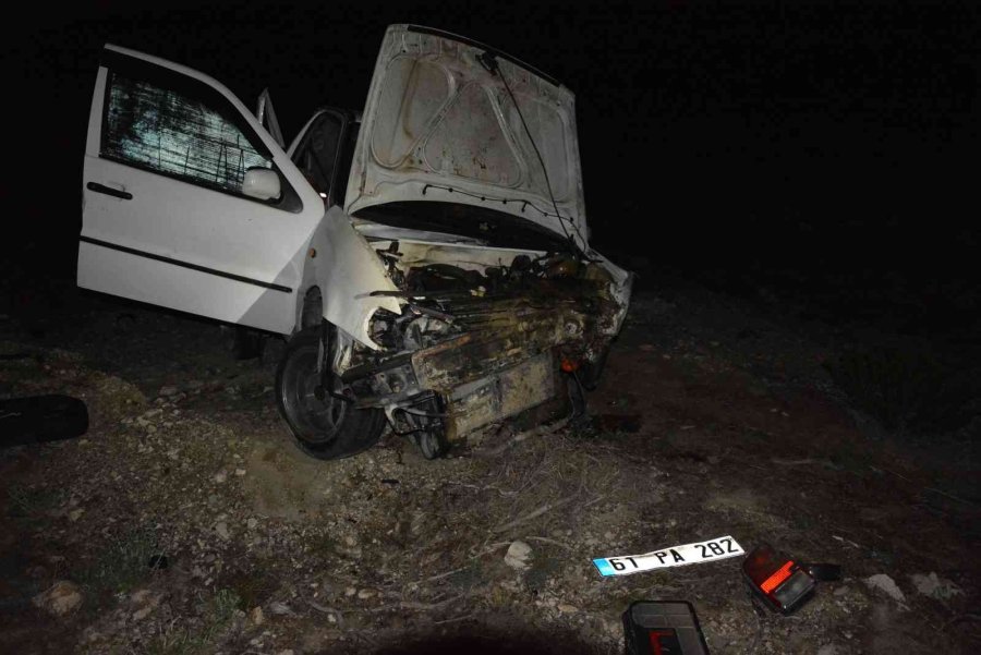 Korkuteli’nde Otomobil Dereye Uçtu: 1 Ölü, 1 Yaralı