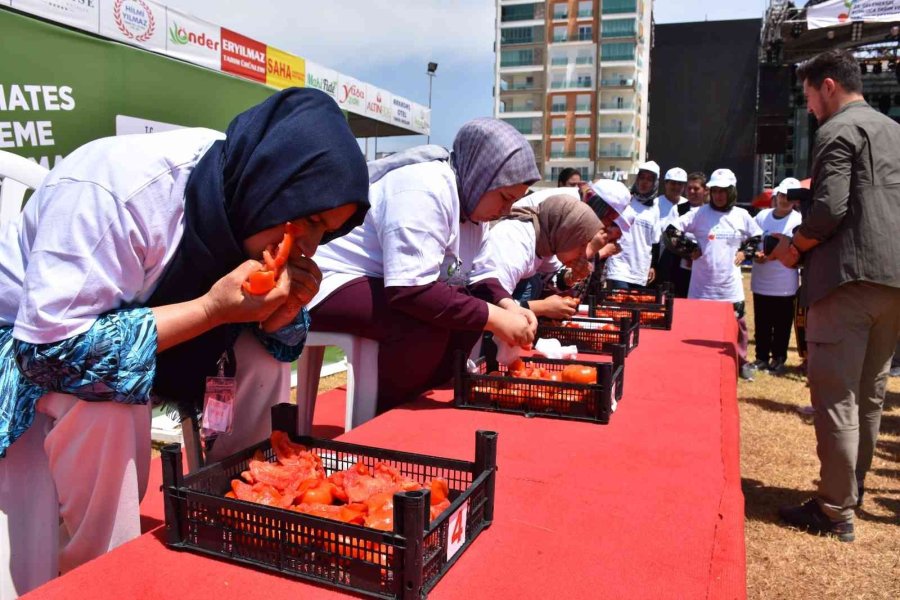 Kumluca’da Kadınlara Özel ‘domates Yeme’ Yarışması