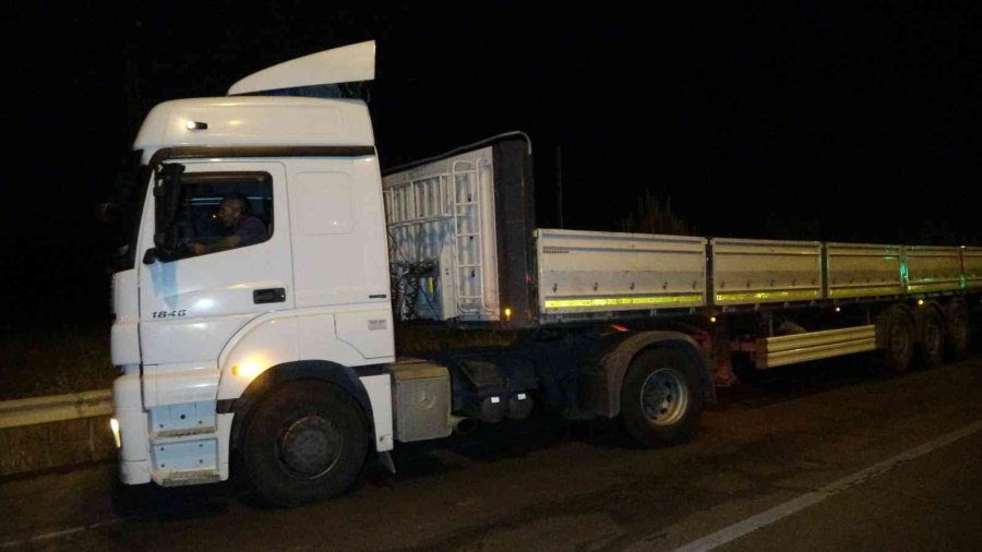 Tıra Arkadan Çarpıp Hurdaya Dönen Ticari Araç Sürücüsü Hafif Yaralı Kurtuldu