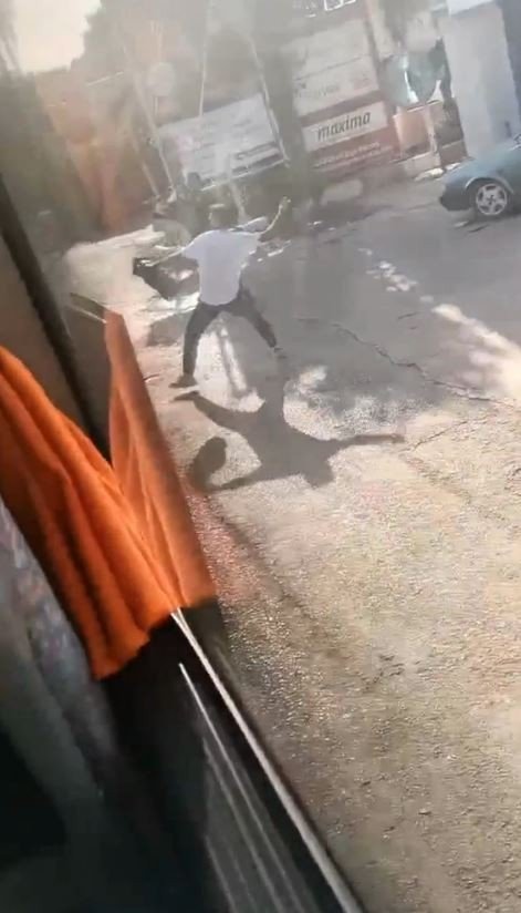 Otobüs Ücretini Yüksek Bulup Şoföre Saldırdı, Linç Edilmekten Yine Yolcular Kurtardı