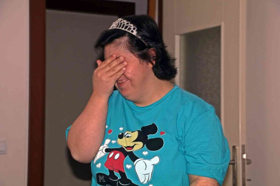 Koca Yürekli Baba, Down Sendromlu Kızının Düğün Hayalini Sokağı Kapatarak Gerçekleştirdi