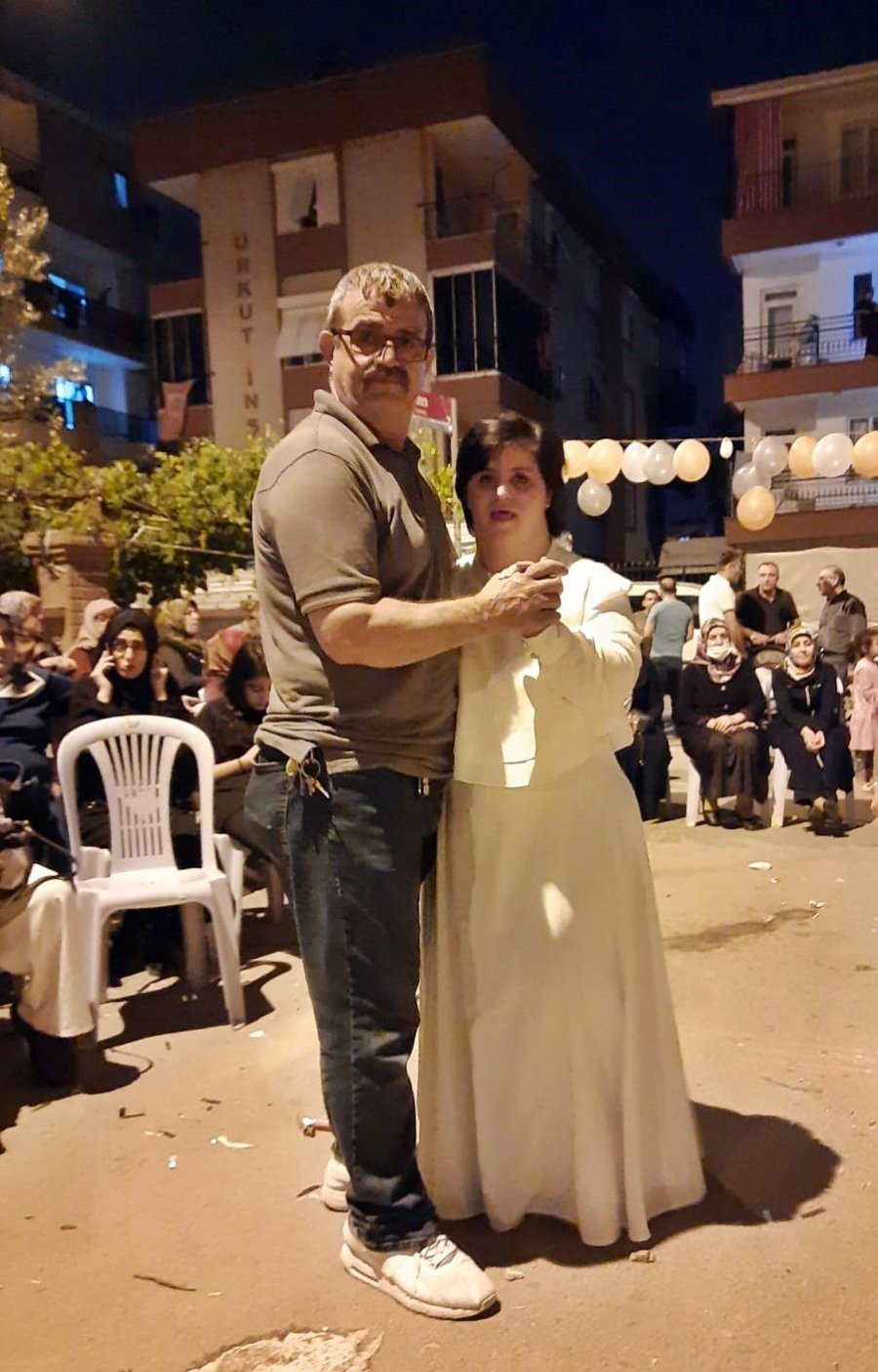 Koca Yürekli Baba, Down Sendromlu Kızının Düğün Hayalini Sokağı Kapatarak Gerçekleştirdi